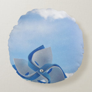 Cojín Redondo Molino de viento blanco y azul bajo cielo turbio