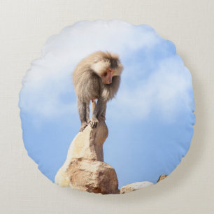 Cojín Redondo Mono babuino en la cima de una montaña
