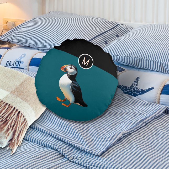 Cojín Redondo Monograma de la fauna salvaje azul del océano Atlá (A round pillow in dark ocean blue, with a picture of an Atlantic puffin, and monogram initial)