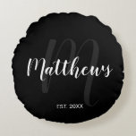 Cojín Redondo Monograma y apellido personalizados en letra scrip<br><div class="desc">Regalo de monograma y apellido personalizados con el apellido en estilo de letra script moderna blanca y monograma en estilo de letra script moderna gris como fondo con año de establecimiento en estilo de letra sans serif blanca sobre fondo negro. Perfecto como regalo para recién casados, regalo de vacaciones para...</div>
