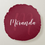 Cojín Redondo Monograma y nombre personalizados modernos en rojo<br><div class="desc">Regalo con monograma y nombre personalizados con el nombre personalizado en tipo de letra script moderno blanco y monograma en tipo de letra script moderno rojo burdeos claro como fondo sobre fondo rojo burdeos. Perfecto como regalo de vacaciones, favores de reunión familiar, regalo de inauguración, regalo de boda, regalo de...</div>