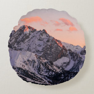 COJÍN REDONDO MONTAÑA CUBIERTA DE NIEVE BAJO CIELO DE COLOR DURA