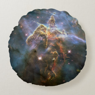 Cojín Redondo Montaña mística en el espacio hubble de la nebulos