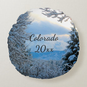 Cojín Redondo Montañas de nieve de Colorado enmarcadas por pinos