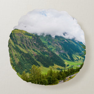 Cojín Redondo Montañas verdes cubiertas de bosques y prados verd