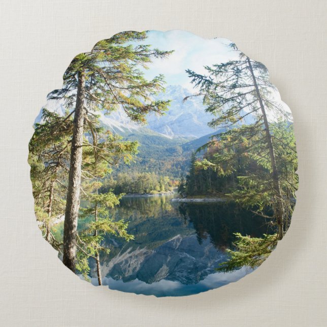 Cojín Redondo Mountain Lake Bliss. (Anverso)