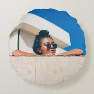 Cojín Redondo Mujer con gafas de sol negras