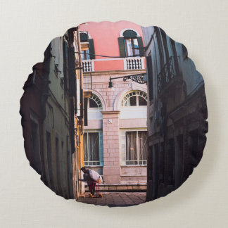 COJÍN REDONDO MUJER EN CAMISA BLANCA Y PANTALLAS NEGRAS CAMINAND