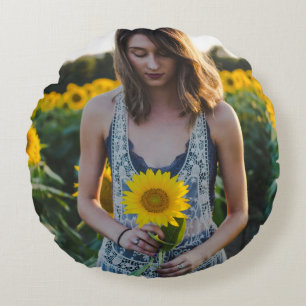 Cojín Redondo Mujer parada en el campo del girasol