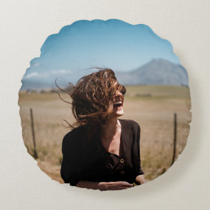 Cojín Redondo Mujer sonriente en campo marrón y verde