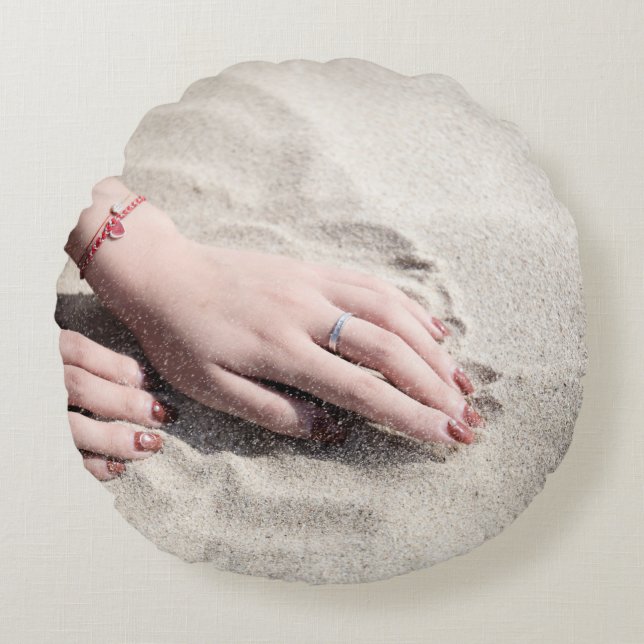 Cojín Redondo Mujer tendida sobre arena blanca (Anverso)