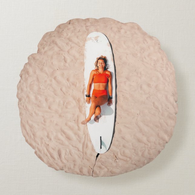 Cojín Redondo Mujer tirada en la tabla de surf (Anverso)