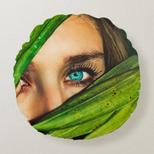 Cojín Redondo Mujer tras hojas verdes