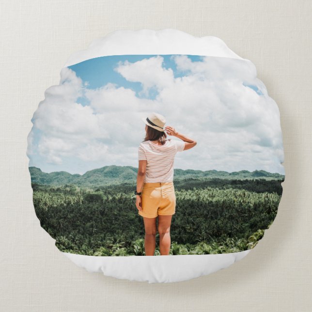 Cojín Redondo Mujeres paradas cerca de los árboles (Anverso)