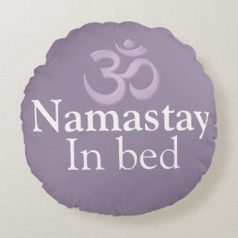 Cojín Redondo Namastay en la cama Yoga Lila blanco divertido
