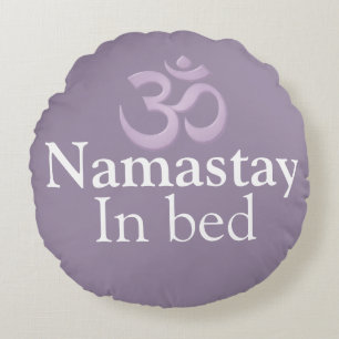 Cojín Redondo Namastay en la cama Yoga Lila blanco divertido