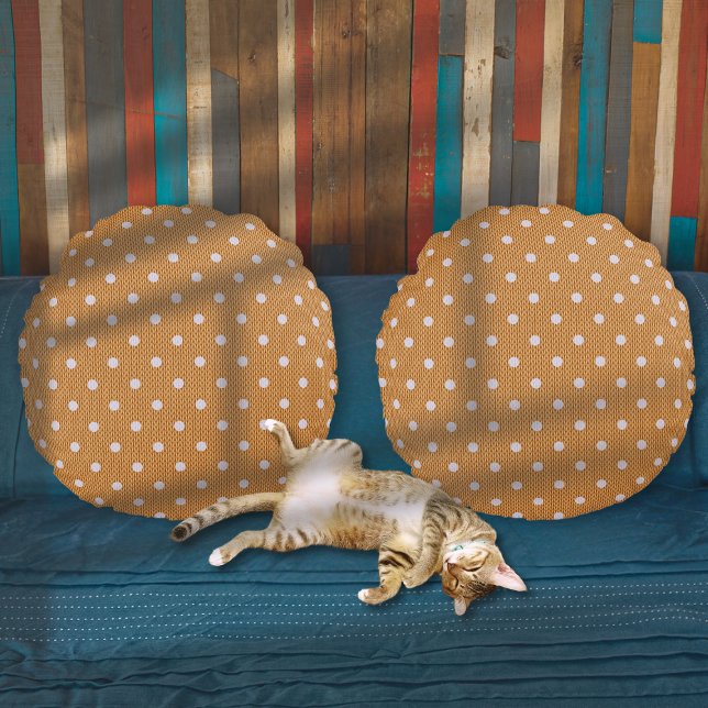 Cojín Redondo Naranja Dotty Delight (Dotty Delight Orange Round Pillows on the sofa.)