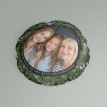 Cojín Redondo Navidades de foto de abuela vestidos de negro<br><div class="desc">Abuela, follaje moderno: Navidades navideños con escritura Feliz Navidad... decoración de casa con fotos de almohada redonda. El eucalipto pintado a mano, el follaje mínimo y la moderna corona rústica de mimbre junto con las letras de Relieve metalizado dan a esta tarjeta un ambiente lujoso. En verdes, marrones y grises...</div>