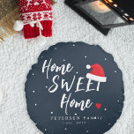 Cojín Redondo Navidades hogar dulce hogar Santa hat apellido<br><div class="desc">Tipografía casual hogar escritura dulce hogar con un poco de corazón rojo y sombrero Santa que hace a los Navidades festivos vacaciones bonito acogedora almohada redonda. Personalízalo con su apellido y año establecido! Puede ser una decoración de moda para tu hogar durante las vacaciones o un lindo regalo para Navidades...</div>