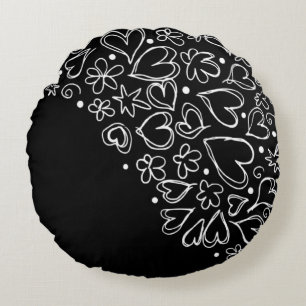 Cojín redondo negro con corazones blancos