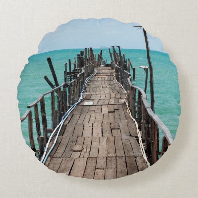 Cojín Redondo Nice wooden bridge with blue sea background at Sam (Anverso)