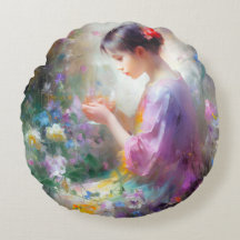 Niña admirando una flor en sus manos