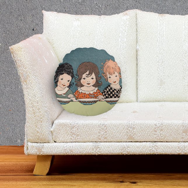 Cojín Redondo Niñas Vintage comiendo sopa tres hermanas (Three little girls sitting together eating soup on tan and blue round decorative pillow.)