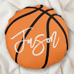 Cojín Redondo Nombre personalizado del naranja negro de balonces<br><div class="desc">Una almohada redonda con baloncesto en negro y naranja y tu nombre en blanco. Todos los colores son personalizable en la herramienta de diseño.</div>