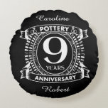 Cojín Redondo Nove años aniversario de boda de alfarería<br><div class="desc">Nueve años,  diseño de aniversario de cerámica blanca y negra. Si quieres ayuda para personalizar este diseño,  por favor contacta conmigo,  es un botón de preguntar a este diseñador,  justo debajo de este texto.</div>