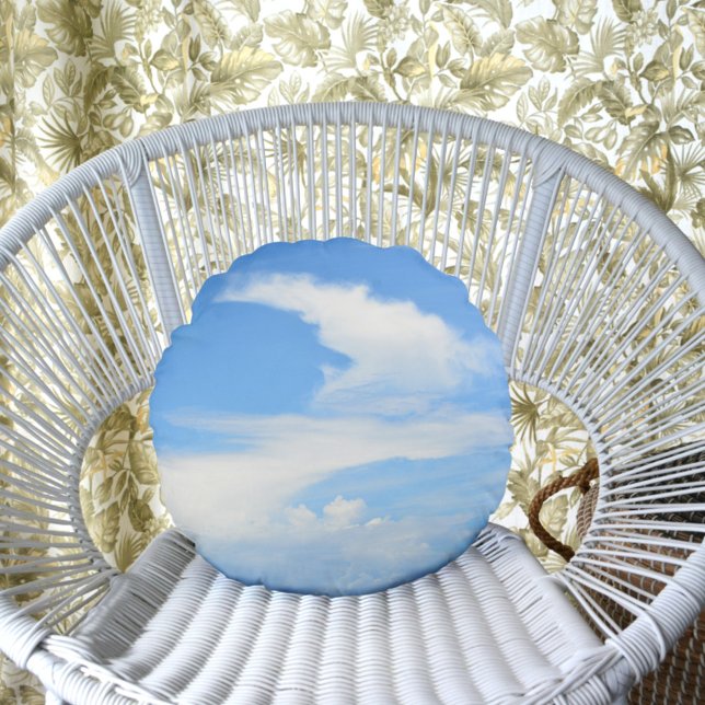 Cojín Redondo Nube blanca revoloteando contra el cielo azul (Subido por el creador)