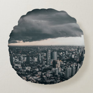 COJÍN REDONDO NUBE OSCURA SOBRE EDIFICIOS DE LA CIUDAD