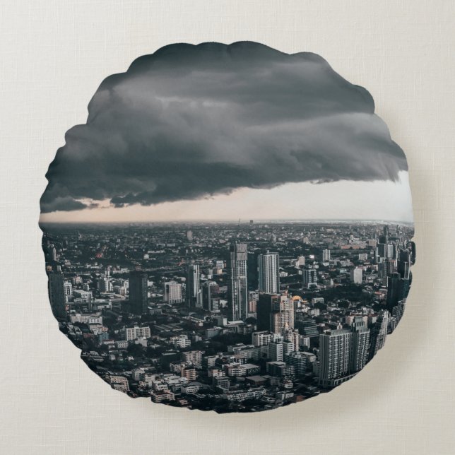 COJÍN REDONDO NUBE OSCURA SOBRE EDIFICIOS DE LA CIUDAD (Anverso)