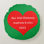 Cojín Redondo Nuestros segundos Navidades juntos Corazón Rojo 20<br><div class="desc">Nombres personalizados e impresos con un bonito diseño de corazón rojo en un fondo verde sólido. Siéntete libre de personalizar añadiendo tus propios textos,  nombres o fotos. El color del fondo y el año también se pueden cambiar como quieras.</div>