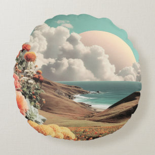 Cojín Redondo Paisaje costero surrealista con flores y nubes