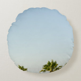 Cojín Redondo Palmera verde bajo cielo blanco por la mañana