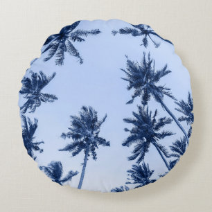 Cojín Redondo Palmeras altas, cielo azul claro.