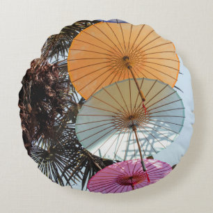 Cojín Redondo Paraguas rojos sobre un árbol verde