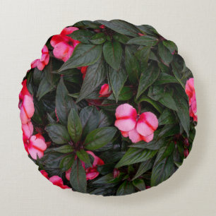 Cojín Redondo Patrón de flores de Impatiens de Nueva Guinea rosa