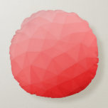 Cojín Redondo Patrón de malla geométrica de gradiente rojo<br><div class="desc">Patrón de malla geométrica de gradiente rojo. Malla geométrica de triángulo con gradiente oscuro rojo claro. patrón,  sombrío,  malla,  triángulos,  geometría,  geométrica,  gradiente,  fresco,  triángulo,  brillante,  rojo</div>