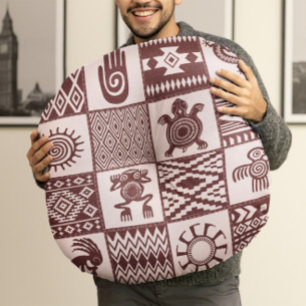 Cojín Redondo Patrón marrón de símbolos étnicos nativos american