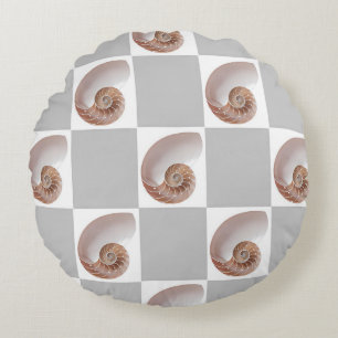 Cojín Redondo Patrón minimalista de conchas de porcelana en tabl