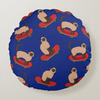 Cojín Redondo Patrón sin foco con gatos siameses en patinetas.