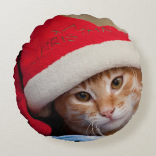 Cojín Redondo Pequeño gatito en gorra rojo del navidad