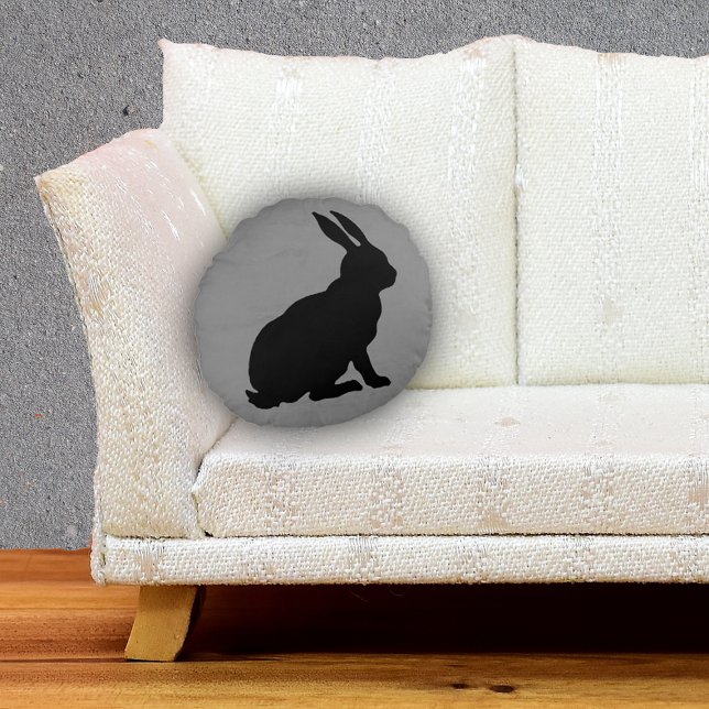 Cojín Redondo Perfil lateral Sensación de conejo negro Gris mare (black silhouette bunny rabbit sitting on mottled grey round throw decorative pillow.)