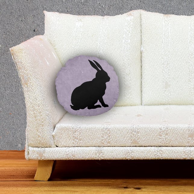 Cojín Redondo Perfil lateral sentado en conejo negro mareado púr (Sitting black silhouette bunny rabbit on marbled purple round throw decorative pillow.)