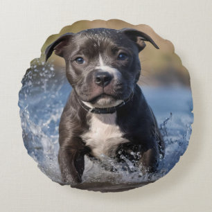 Cojín Redondo "Perseguidor de olas: un cachorro Staffy jugando e