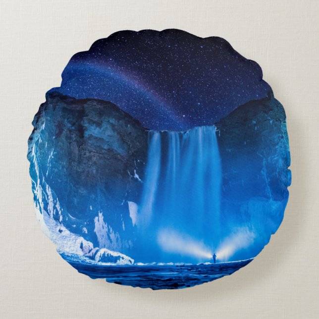 COJÍN REDONDO PERSONA FRENTE A CASCADAS DURANTE LA NOCHE (Anverso)