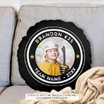 Cojín Redondo Personalizado Número de jugador de hockey Foto Su<br><div class="desc">Crea una almohada personalizada de personalizado de pulsación de sake de tu jugador de hockey favorito (o de cualquier deporte). El diseño presenta una foto, texto editable (el ejemplo sugiere Nombre y número del jugador y Nombre del equipo y Año) en blanco contra su elección de color de fondo (mostrado...</div>