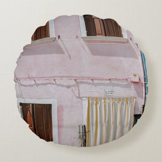 COJÍN REDONDO PHOTO OF PINK BUILDING WITH YELLOW DOOR CURTAIN (Anverso)