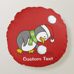Cojín Redondo Pingüino navidad recibiendo bola de nieve